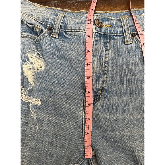 BDG Urban Outfitters Light Wash Destroyed Mom Jean Size  25 Waist 28 Length - Picture 10 of 10